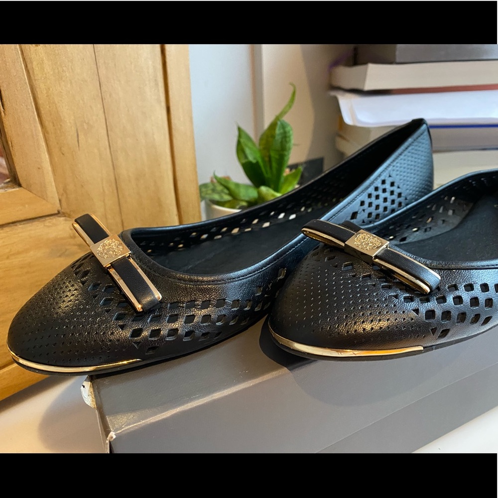 Black leather Vince Camuto flats